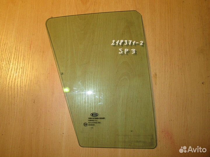 Стекло двери задней правой (форточка)