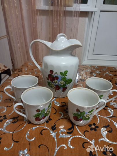 Кувшин с кружками