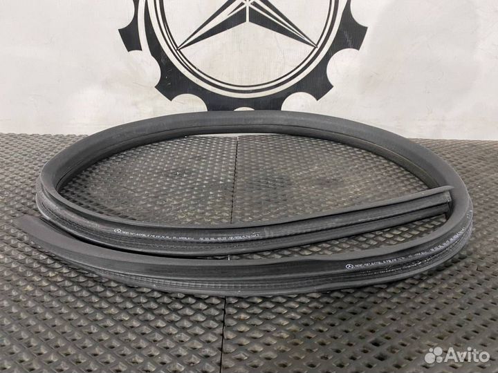 Уплотнитель двери правой Mercedes-Benz E-Класс