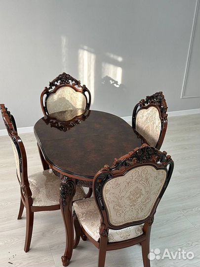 Кухонный стол и стулья