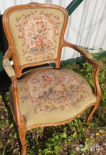 Антикварное кресло с вышивкой