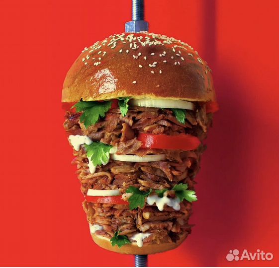 Повар на хот-доги бургеры шаурма