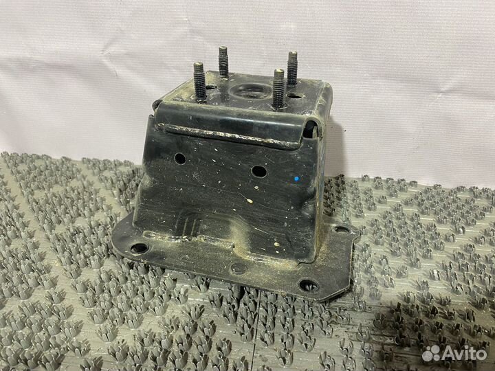 Кронштейн усилителя переднего правый Nissan Teana