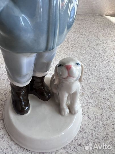 Фарфоровая статуэтка. Девочка с собакой