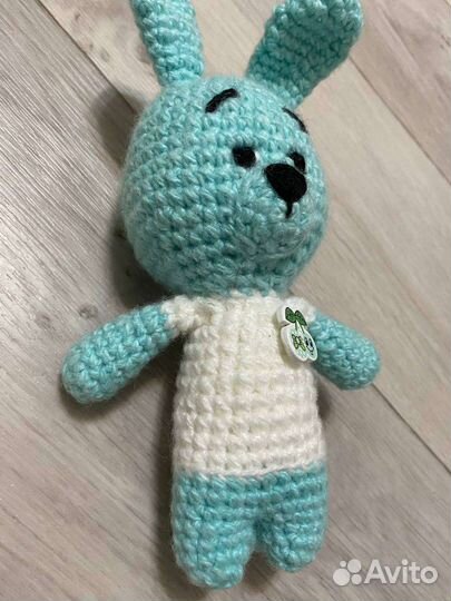 Вязанный кролик игрушка