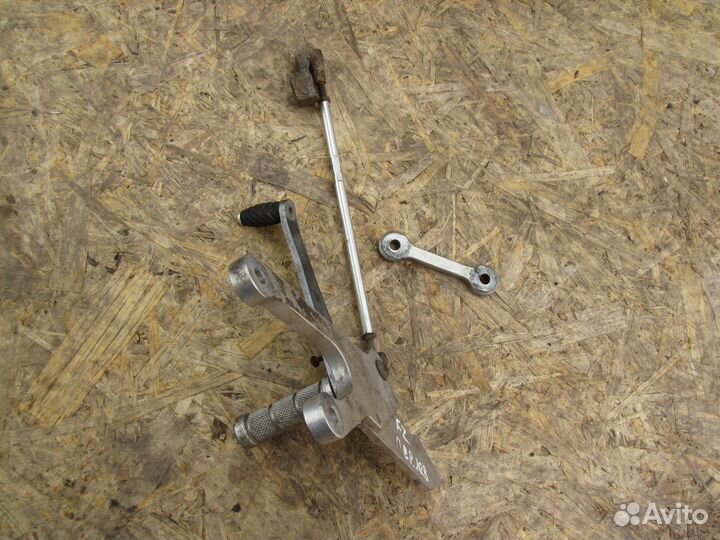 Подножка левая с кронштейном Yamaha FZS600 fazer