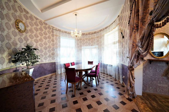 Дом 695 м² на участке 32 сот.