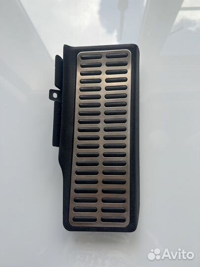 Площадка для отдыха левой ноги vw jetta 6