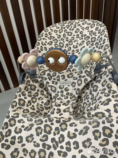 Шезлонг babybjorn с игрушкой