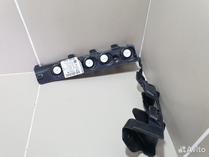 Направляющая заднего бампера правая Opel Astra J