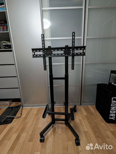 Мобильная стойка-кронштейн для телевизора