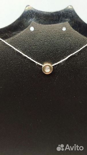 Золотая подвеска с камнем