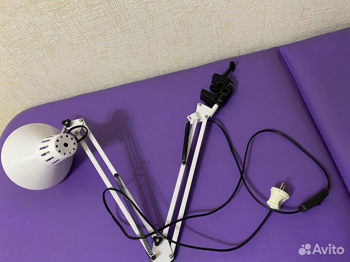 Лампа настольная белая