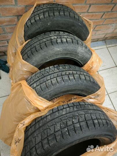 Bridgestone Blizzak Revo GZ 215/60 R16