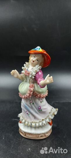 Антикварная статуэтка Дама.кружевной фарфор