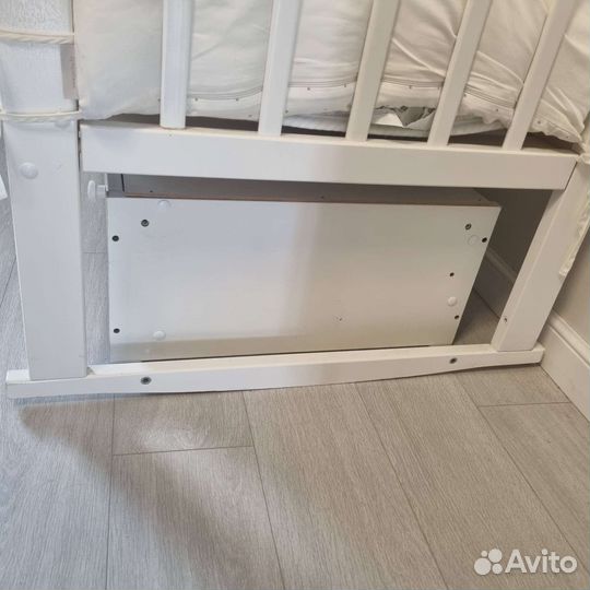 Детская кроватка с маятником и ящиком