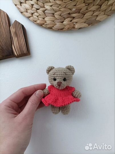 Вязаная игрушка брелок Мишка в платье