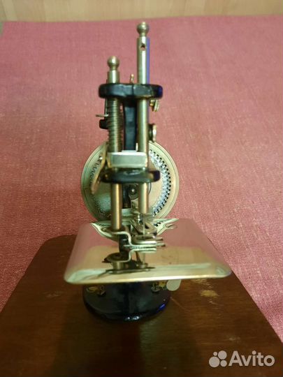 Ручная швейная машинка раннего СССР