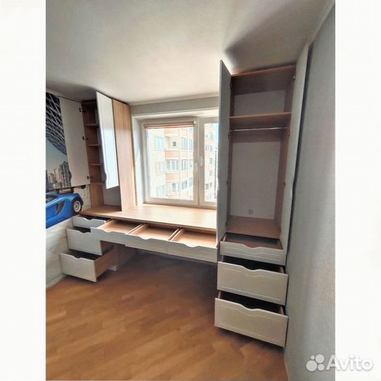 Детская рабочая зона у окна для двоих