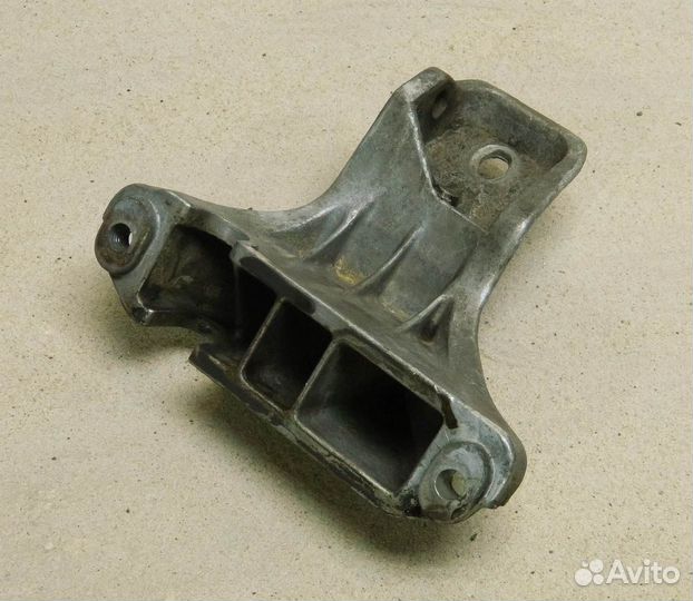 Кронштейн двигателя правый Audi 80 B3 1.8