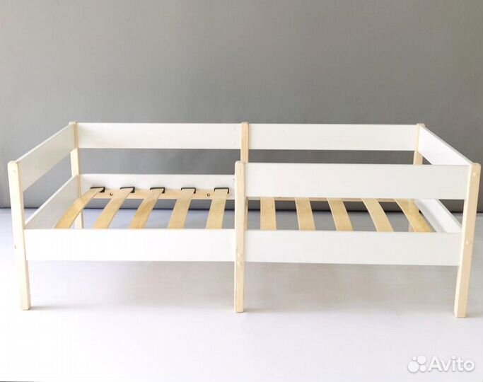 Детская кровать с защитным бортиком