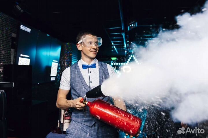 Бармен шоу. Пирамиды из бокалов с шампанским