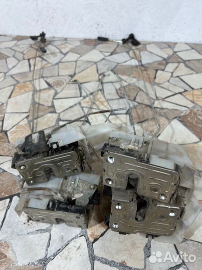 Замок боковой двери Renault Symbol седан 1.4