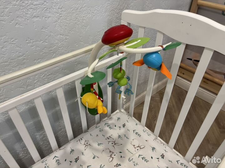 Детская кроватка с маятником