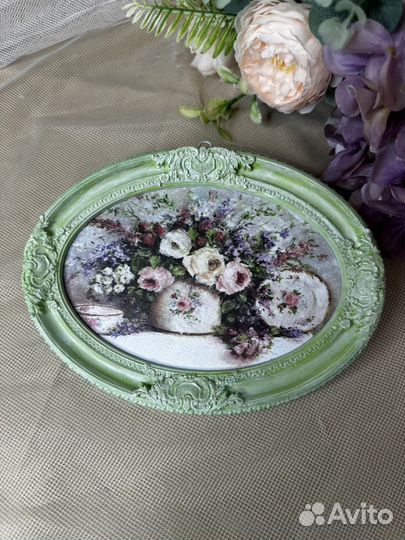 Картина в овальной раме