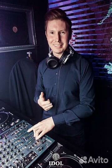 Dj Ди-Джей,звукооператор с оборудованием