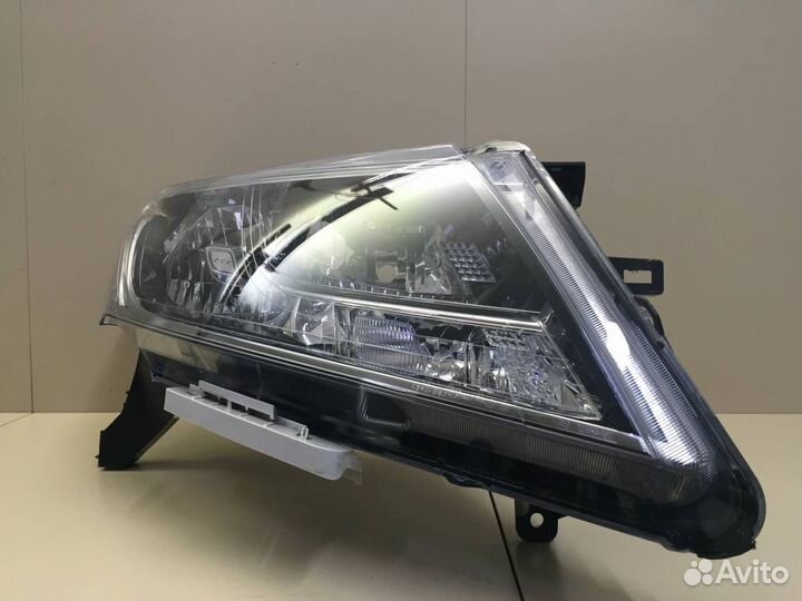 Фара правая Nissan Pathfinder