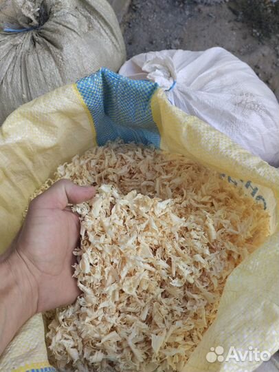 Сухие опилки в мешках
