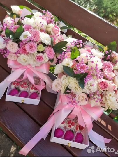 Клубника в шоколаде с цветами