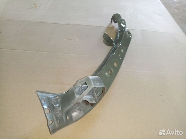 Рамка радиатора правая RAV4 CA40