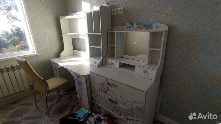 Письменный стол для школьника с навесным шкафом