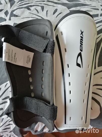 Щитки футбольные Demix с голеностопом (новые)