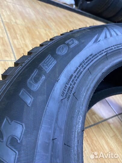 Dunlop GrandTrek Ice 03 215/65 R17 103T