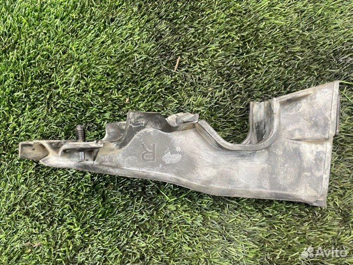 Уплотнитель моторного отсека задний правый Bmw 5Gt