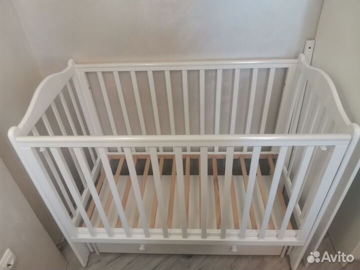 Детская кроватка с поперечным маятником