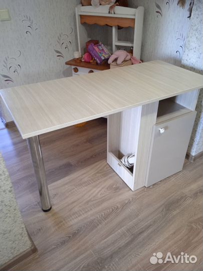 Маникюрный стол