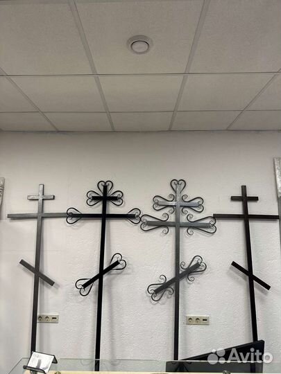 Стол и лавочка на кладбище