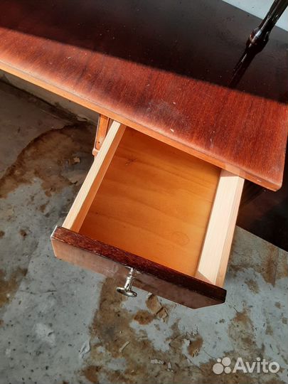 Туалетный столик с зеркалом и тумба Румыния