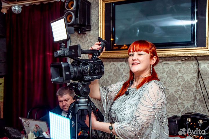 Ведущая и диджей