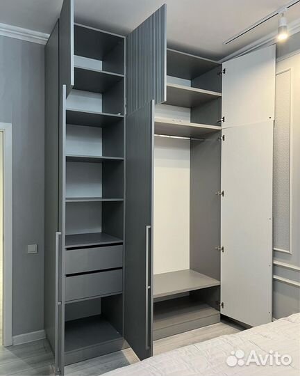 Современный распашной шкаф