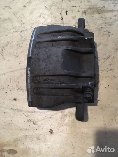 Суппорт передний левый двухпоршневой крайслер 300С