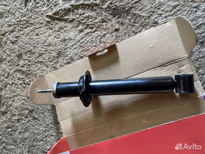 Продам задний амортизатор