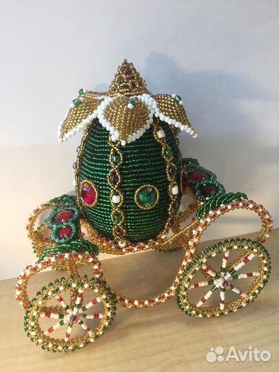 Пасхальное яйцо из бисера на карете