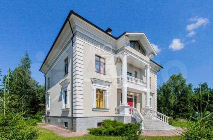 Коттедж 590 м² на участке 20 сот.