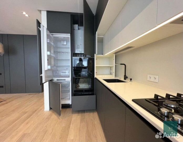 Кухня встроенная светлая