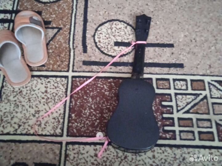 Игрушечная гитара